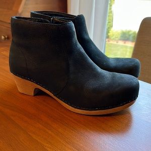 Dansko Becka style black bootie EUC